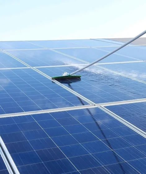 Cleaning-solar-panels-3473e23e-1920w Cleaning-solar-panels-3473e23e-1920w